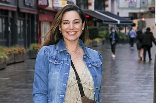 Cựu người mẫu Kelly Brook điệu đà ra phố ở London