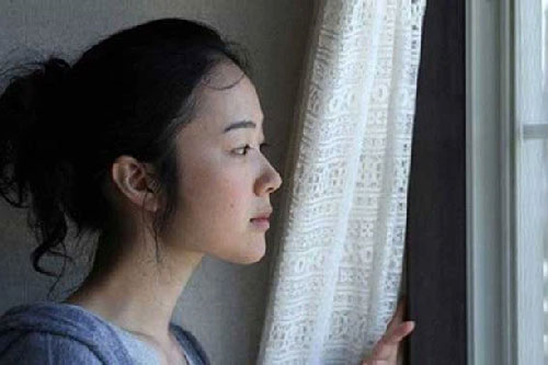 Nhìn tấm ảnh chụp vội nửa đêm chồng mới gửi đến, tôi khóc nghẹn vì hối hận và xót xa