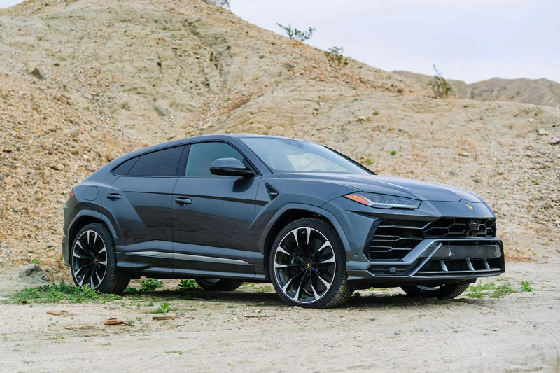 =1. Lamborghini Urus (công suất tối đa: 641 mã lực, thời gian tăng tốc từ 0-100 km/h: 3,2 giây).