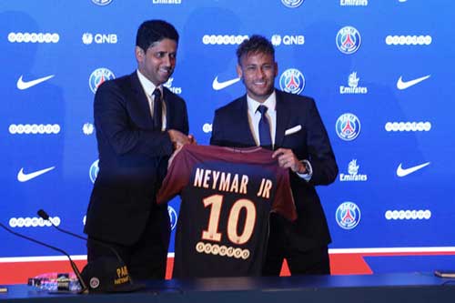 Neymar kiếm được bao nhiêu từ việc gia hạn với PSG và giá trị tài sản ròng như thế nào?