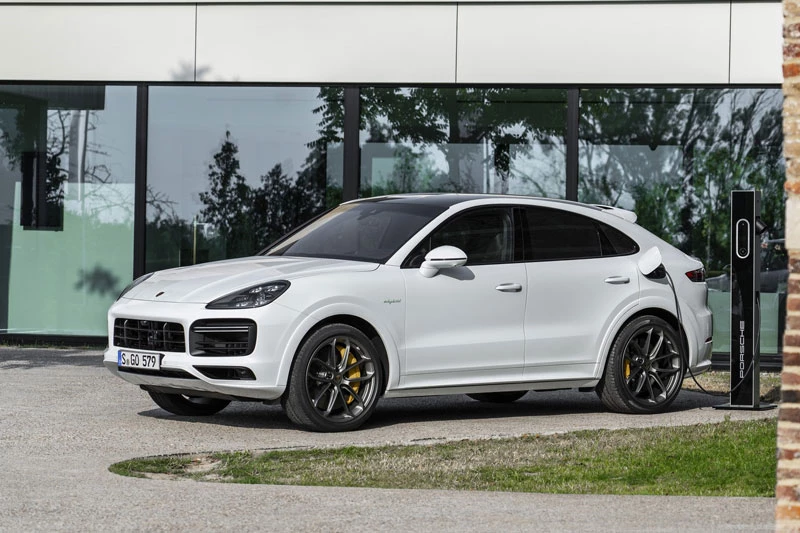 5. Porsche Cayenne Turbo S E-Hybrid (công suất tối đa: 670 mã lực, thời gian tăng tốc từ 0-100 km/h: 3,6 giây