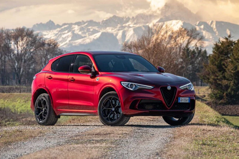 =9. Alfa Romeo Stelvio Quadrifoglio (công suất tối đa: 505 mã lực, thời gian tăng tốc từ 0-100 km/h: 3,8 giây).