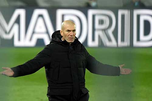 Zidane nổi giận với trọng tài vì Real bị thổi phạt penalty sau lỗi chạm tay của... Sevilla
