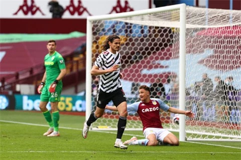 Cavani ăn mừng bàn ấn định tỷ số 3-1 trước Aston Villa