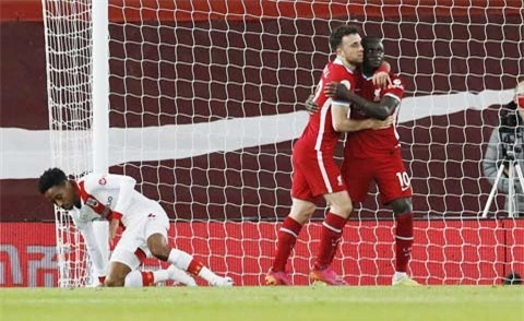 Mane (bìa phải) ăn mừng cùng đồng đội sau khi ghi bàn ở trận Liverpool thắng Southampton 