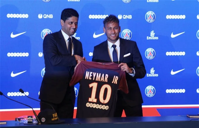 Neymar khi ký hợp đồng với PSG vào năm 2017