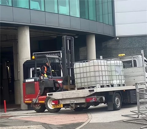 Xe tải chờ thiết bị an ninh đến bên ngoài Old Trafford