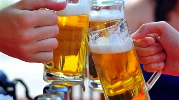   Uống bia không giúp giải nhiệt cơ thể mà còn có thể gây hại cho sức khỏe. Ảnh minh họa  