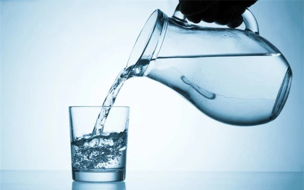   Uống đủ nước mỗi ngày vẫn là cách tốt nhất để giải nhiệt cơ thể trong mùa nắng nóng. Ảnh minh họa  