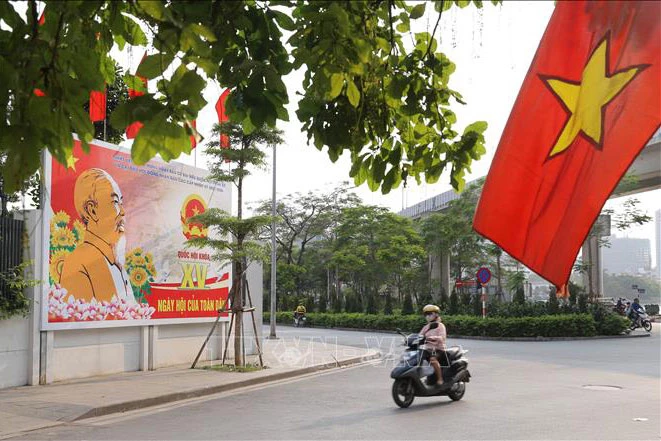 Tranh tuyên truyền, cổ động bầu cử trên phố Hoàng Cầu, Hà Nội. Ảnh: Hoàng Hiếu/TTXVN.