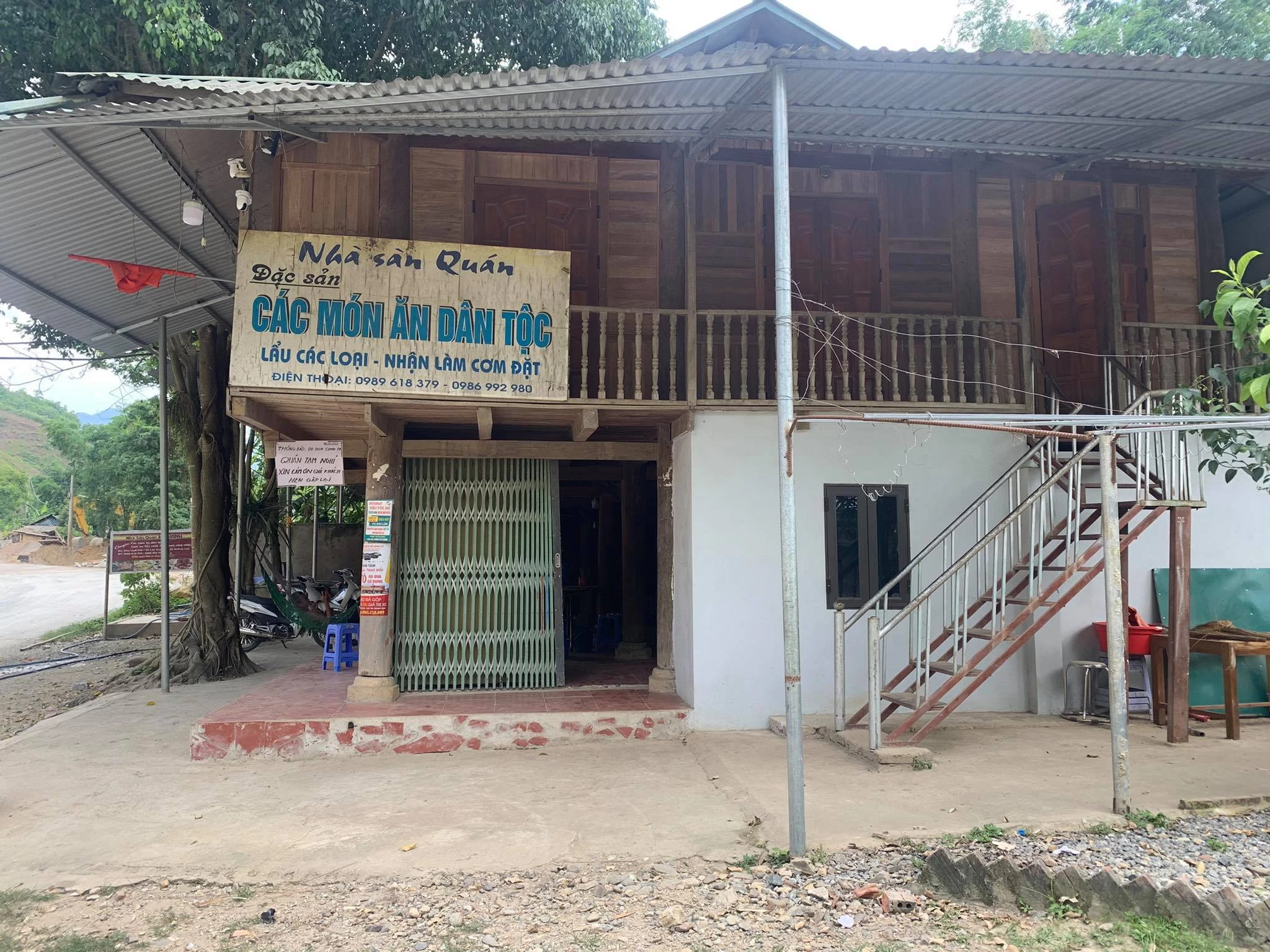Nhà sàn Quán ở thị xã Mường Lay, tỉnh Điện Biên đã tự nguyện đóng cửa phòng, chống dịch.