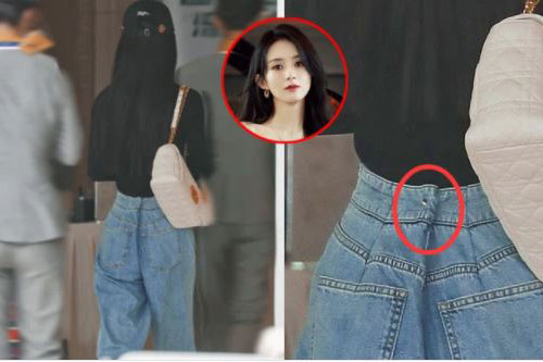 Xuất hiện tại sân bay, vòng eo của Triệu Lệ Dĩnh chiếm trọn "spotlight" vì nhỏ tới mức phải dùng ghim băng cố định quần