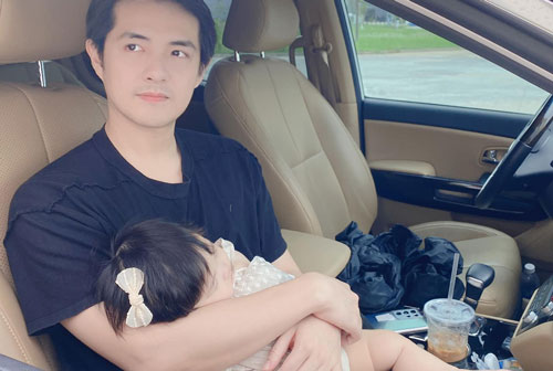 Bị netizen phát hiện mải chăm con đến mặc cả áo ngược, bố bỉm Ông Cao Thắng phải vội phân trần