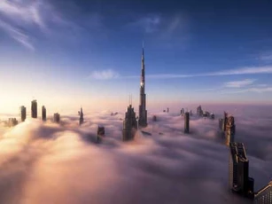 Dubai chìm trong màn sương mờ ảo tựa như “thành phố trên mây”