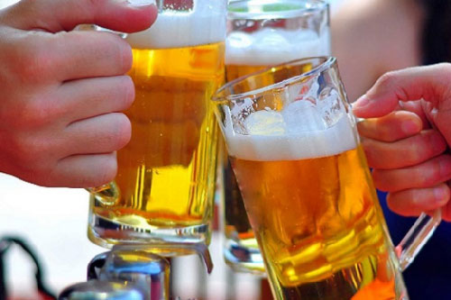 Uống bia và các đồ uống mát lạnh có phải là cách để giải nhiệt mùa hè?