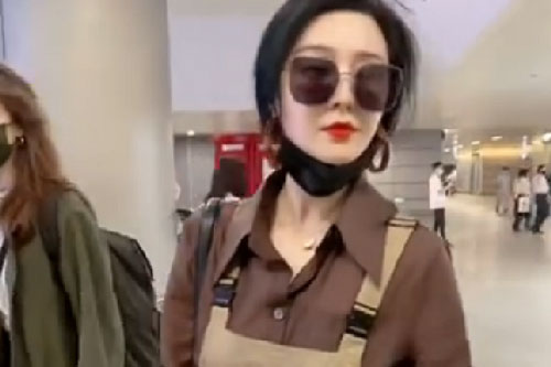 Phạm Băng Băng xuống sắc nhanh chóng, xuất hiện ở sân bay nhưng chẳng ai ngó ngàng đến