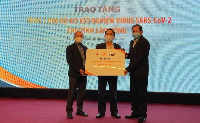 Hội Doanh nhân trẻ Việt Nam phối hợp Tập đoàn TTC, Hội Doanh nhân trẻ tỉnh Lâm Đồng trao tặng 1.000 kit xét nghiệm Covid-19 cho tỉnh Lâm Đồng.