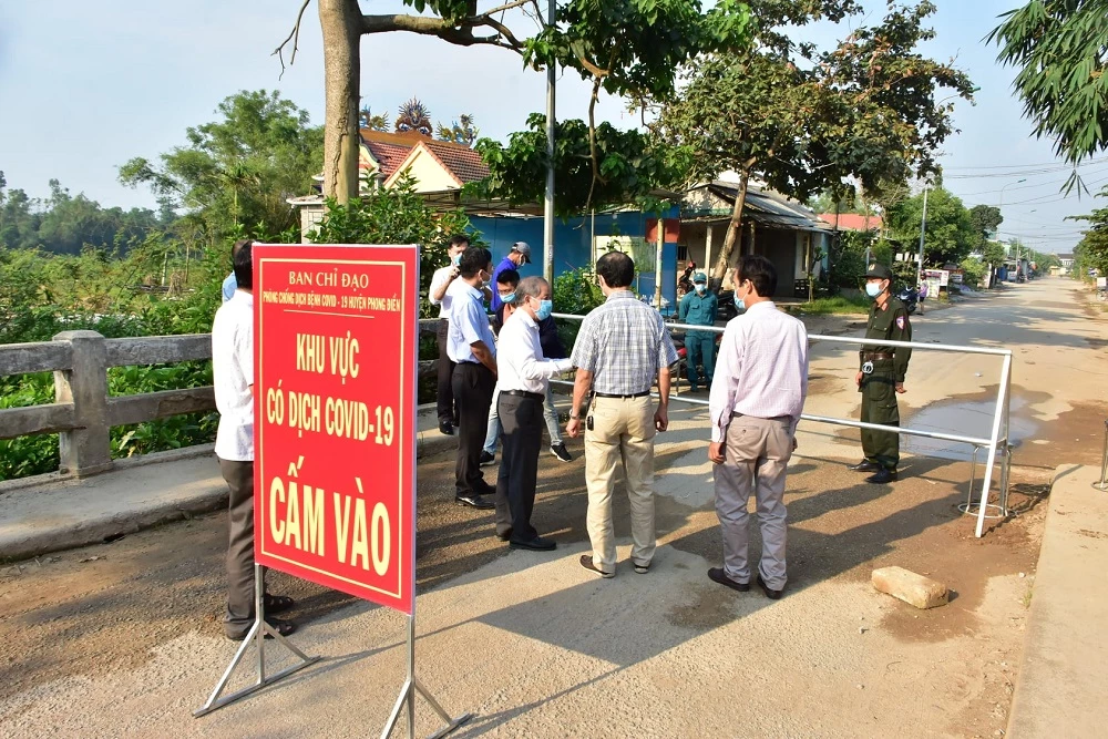 Chủ tịch UBND tỉnh Thừa Thiên Huế Phan Ngọc Thọ kiểm tra chốt phong tỏa tại Cầu Kẽm vào địa phận xã Phong Hiền, huyện Phong Điền.