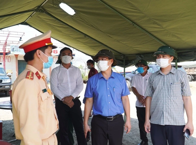 Phó Chủ tịch UBND tỉnh Thừa Thiên Huế Nguyễn Thanh Bình kiểm tra các chốt kiểm soát y tế tại huyện Phú Lộc.