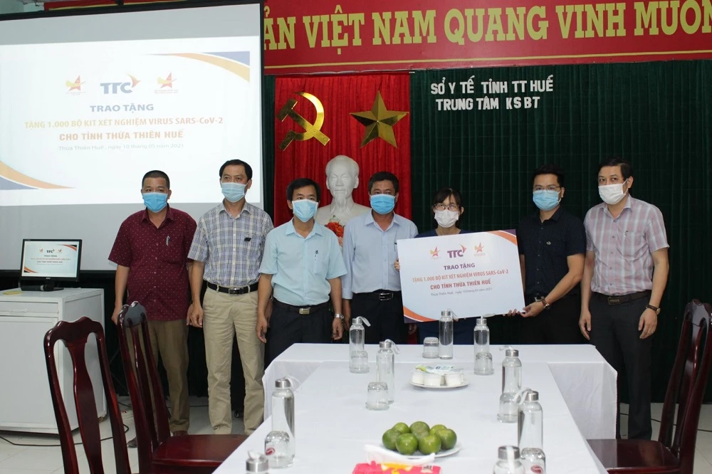 Hội Doanh nhân trẻ Việt Nam phối hợp Tập đoàn TTC, Hội Doanh nhân trẻ tỉnh Thừa Thiên Huế trao tặng 1.000 kit xét nghiệm Covid-19 cho tỉnh Thừa Thiên Huế