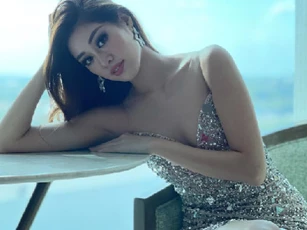 Khánh Vân tiếp tục sexy "đốt mắt" trong ngày thứ 5 thi Miss Universe 2020, điểm nhấn vẫn là đôi chân siêu dài
