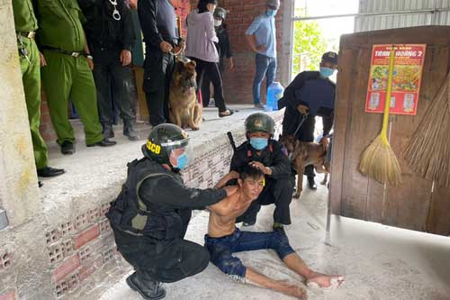 Cảnh sát phá cửa bắt kẻ ngáo đá đốt nhà mẹ ruột ở Tiền Giang