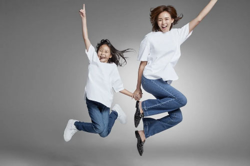 Dụi mắt mấy lần mới nhận ra thiên thần nhí Choo Sarang: Cao lớn vượt trội, làm mẫu chuyên nghiệp át cả mẹ siêu mẫu