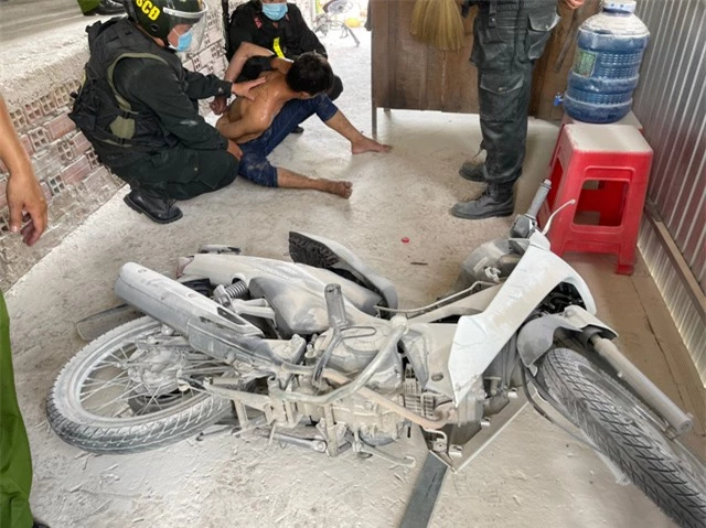 Cảnh sát phá cửa bắt kẻ ngáo đá đốt nhà mẹ ruột ở Tiền Giang - Ảnh 1.