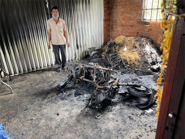 Cảnh sát phá cửa bắt kẻ ngáo đá đốt nhà mẹ ruột ở Tiền Giang - Ảnh 2.