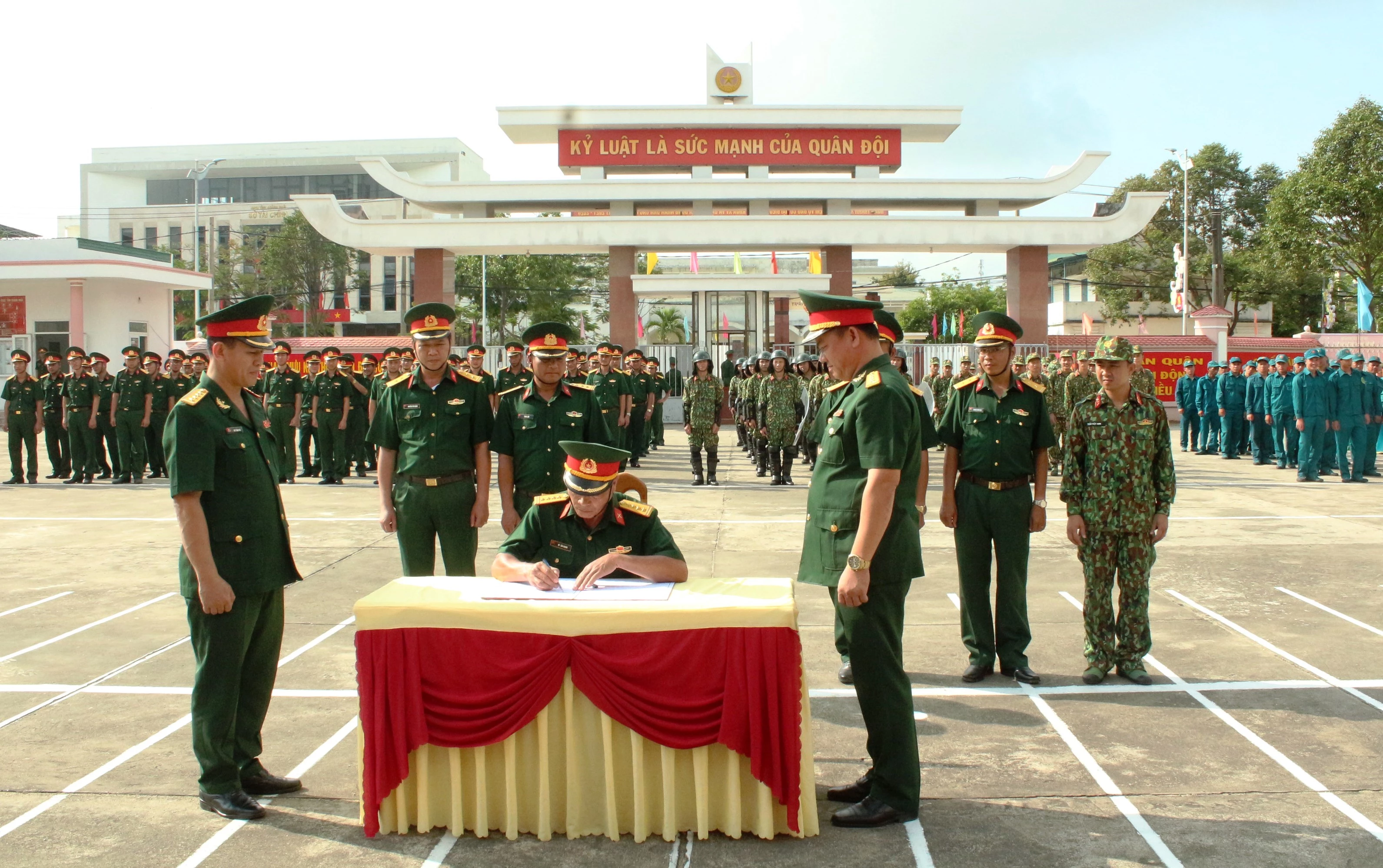 Đại diện các cụm thi đua LLVT Quân khu 5 ký kết giao ước thi đua hoàn thành xuất sắc nhiệm vụ bầu cử - Ảnh: Ngọc Diệp.