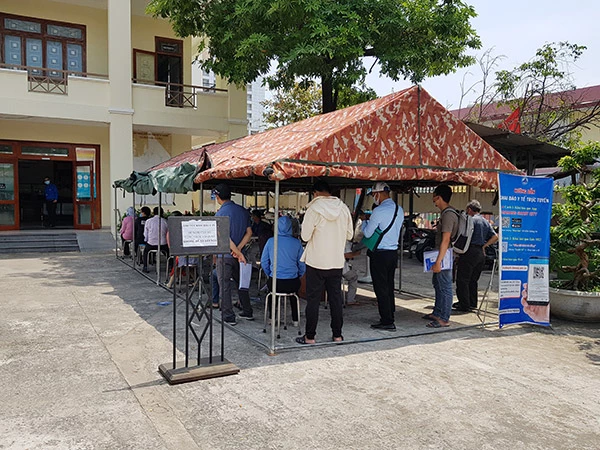 Người dân khai báo y tế trước khi vào giao dịch tại Trung tâm hành chính quận Hải Châu (TP Đà Nẵng)
