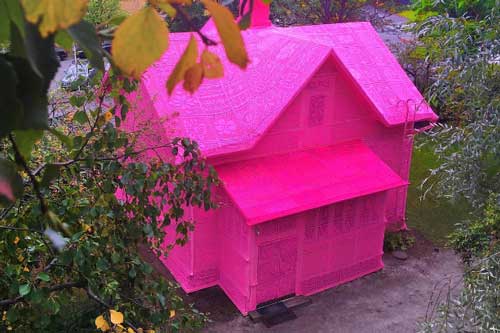 Thú vị ngôi nhà bằng len hồng của những phụ nữ Ba Lan