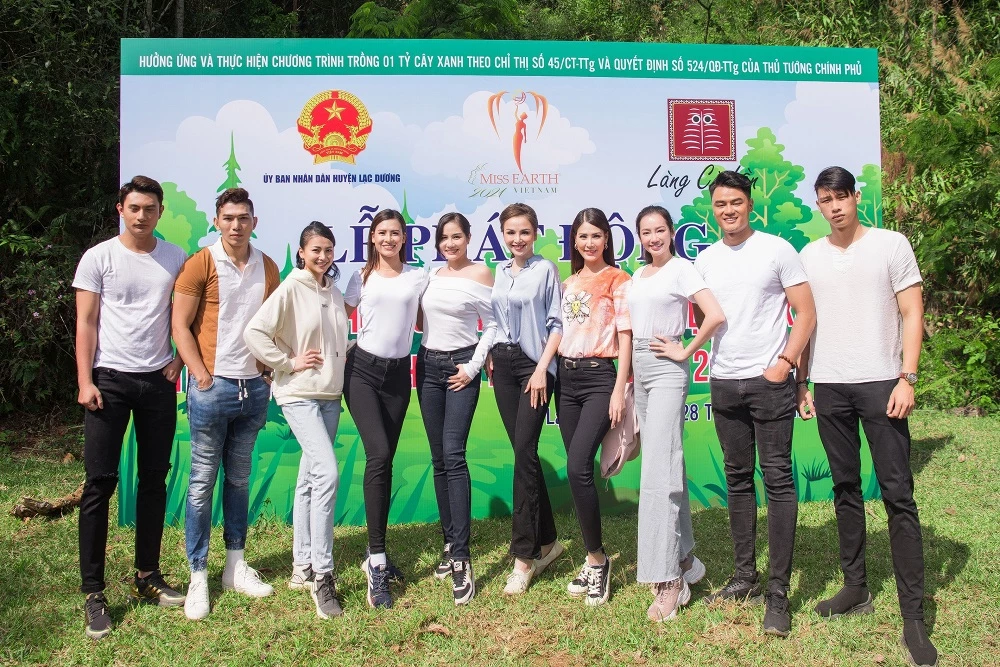 Dàn sao tham gia Miss Earth Vietnam 2021 đội nắng tham gia trồng cây xanh tại huyện Lạc Dương, Lâm Đồng.