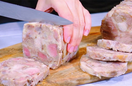 Cho thịt lợn vào chai nước khoáng, sau 12 giờ sẽ biến thành giò chả thơm ngon