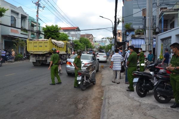 Cảnh sát đang khám nghiệm hiện trường