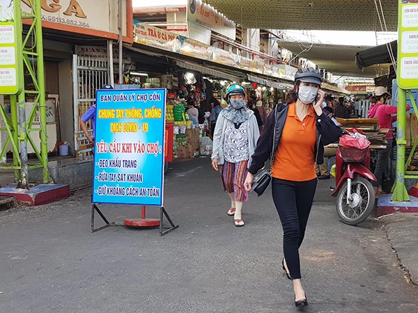 Khách đến mua sắm tại các chợ trên địa bàn Đà Nẵng thực hiện đúng quy định về phòng, chống dịch COVID-19.