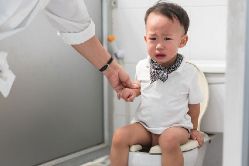 Mách bạn cách xử lý táo bón ở trẻ em