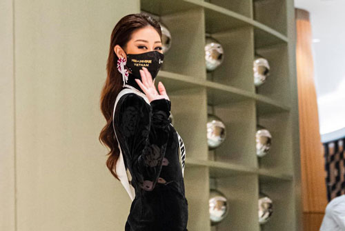 Nhan sắc Khánh Vân qua ảnh chụp vội của "team qua đường" ở Miss Universe 2020 vẫn gợi cảm bất chấp