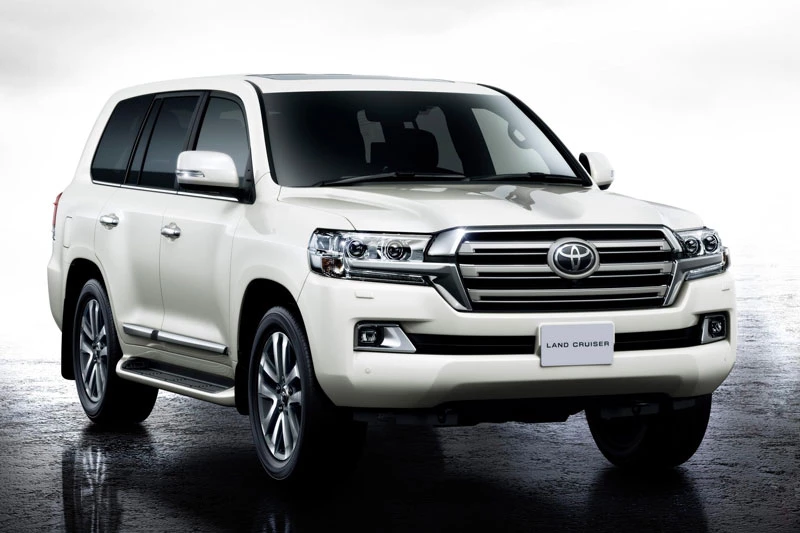 8. Toyota Land Cruiser (doanh số: 24 chiếc).