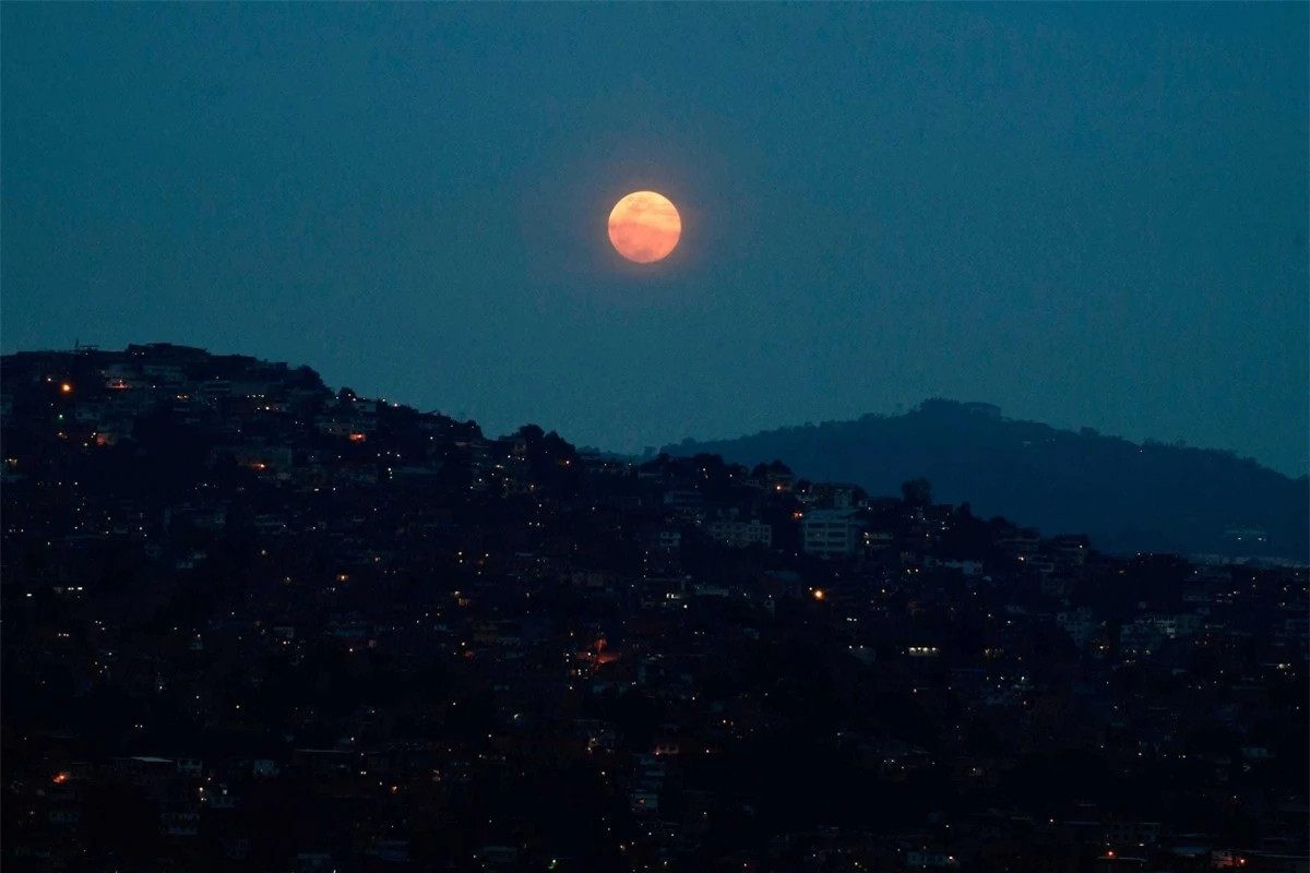 Siêu trăng hồng tỏa sáng tại khu vực Petare,Caracas,Venezuela.