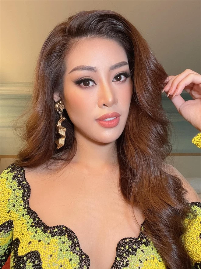 Khánh Vân diện outfit màu nổi, khẩu trang tua rua cực độc giúp nàng hậu ghi điểm, bùng nổ visual ngày 6 tại Miss Universe - Ảnh 9.