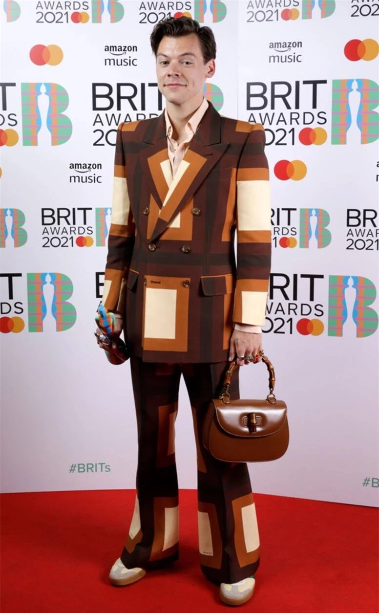 Siêu thảm đỏ BRIT Awards: Taylor Swift bất ngờ mảnh mai, chạm mặt tình cũ nhưng spotlight đổ dồn về màn chặt chém của Dua Lipa - Ảnh 7.