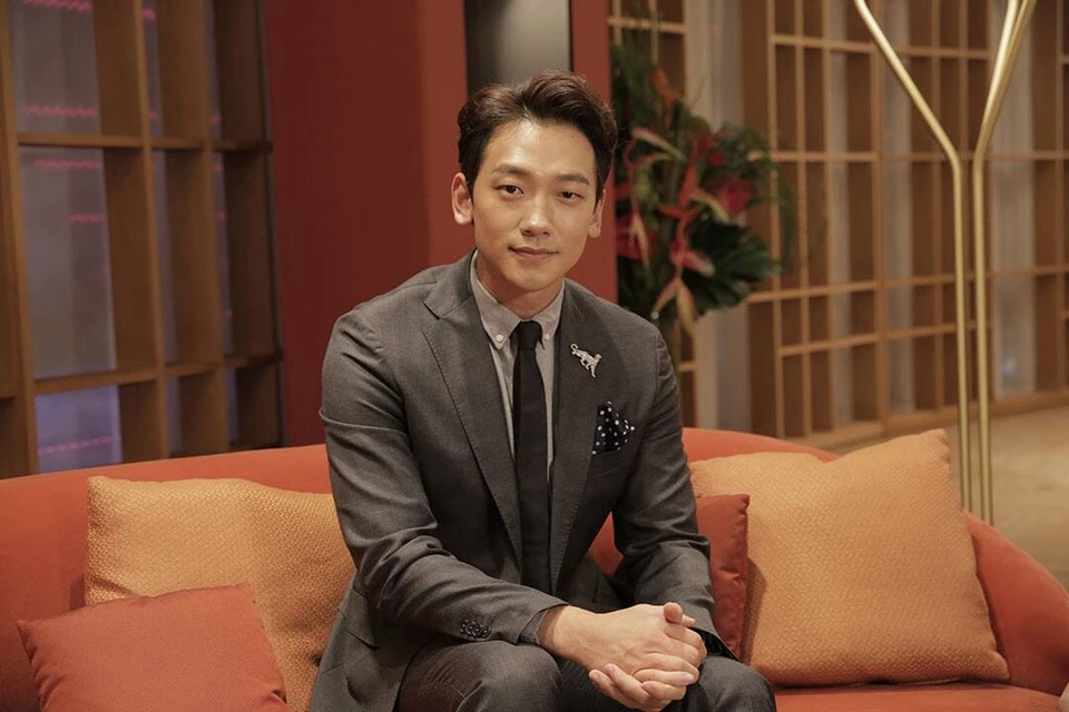 RAIN: Đồng hạng với nam rapper nhà YG là ông xã của Kim Tae Hee. Với kinh nghiệm hơn 18 năm trong nghề, Bi Rain đã tích lũy được lợi nhuận lớn từ các sản phẩm âm nhạc và tour lưu diễn vòng quanh thế giới. Nam ca sĩ lần đầu tiên tung album solo vào năm 2002 và nhanh chóng vươn lên đứng đầu các trang âm nhạc trực tuyến. Đến hiện tại, anh đã có 7 sản phẩm âm nhạc lọt top album bán chạy nhất Kpop vào thời điểm ra mắt.