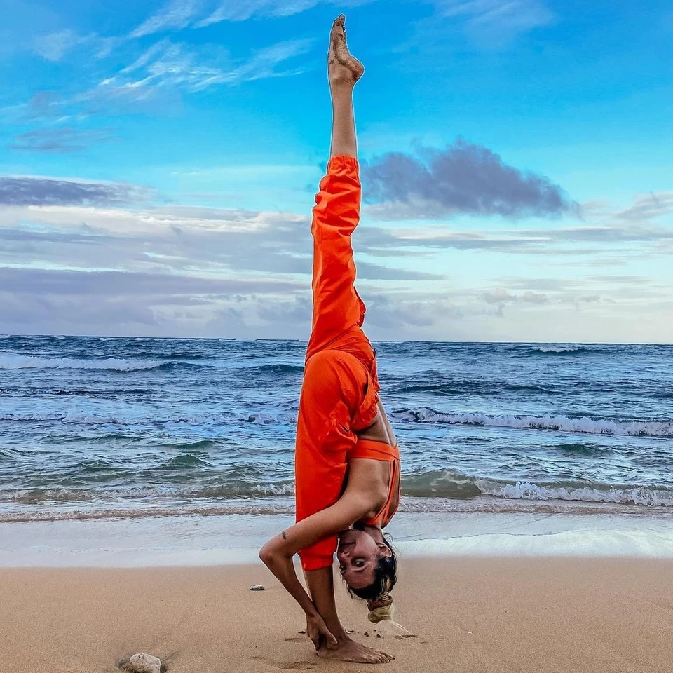 Cô nàng đặc biệt thích thực hành yoga khi hòa mình vào thiên nhiên. Người theo dõi bày tỏ sự thích thú khi nhìn ngắm những bức ảnh đẹp mắt của Turner khi cô tạo dáng trên bãi biển, trên vách đá hay ngay trên một cành cây.