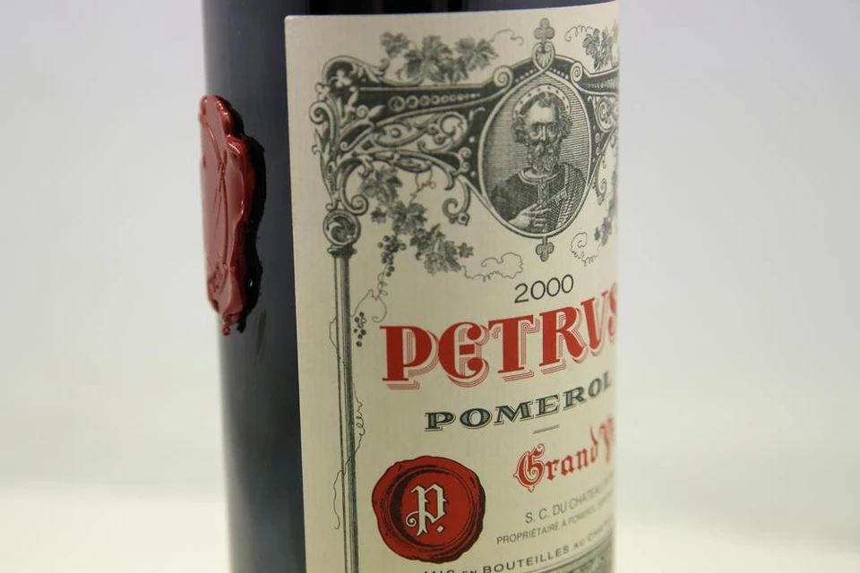 Chai rượu vang đỏ Pétrus 2000. Ảnh: AP.