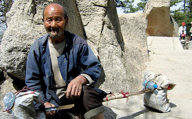 Lão nông nhặt được thanh bảo kiểm gỉ sét ngoài ruộng, đem về mài sắc, chuyên gia tiếc nuối: Cổ vật đã biến thành sắt vụn!