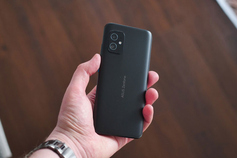 Asus ZenFone 8 trình làng: Thân hình nhỏ nhắn, sức mạnh ‘khủng khiếp’