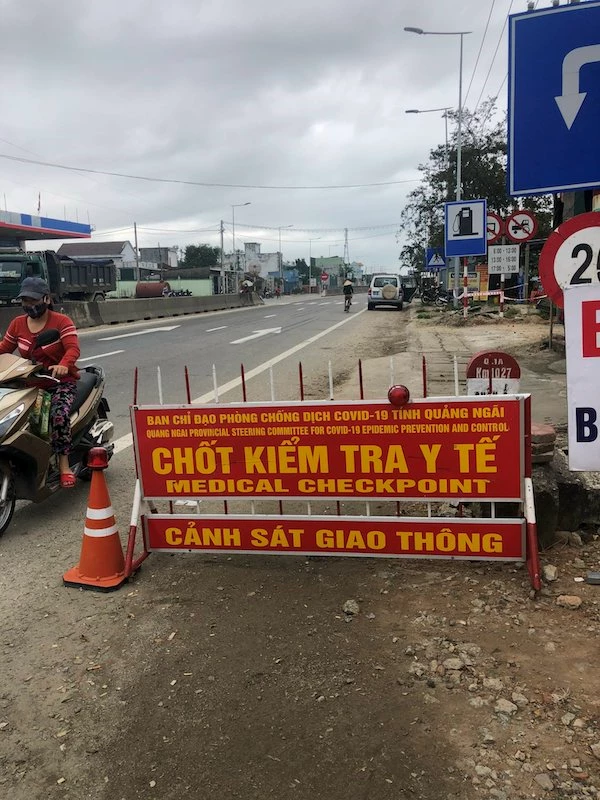 Chốt kiểm tra y tế tại trên Quốc lộ 1A, đoạn Dốc Sỏi, giáp ranh 2 tỉnh Quảng Ngãi - Quảng Nam