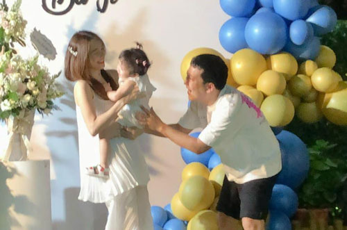 Nhã Phương khoe ảnh gia đình 3 người, cách Trường Giang đùa giỡn với con gái quá đáng yêu