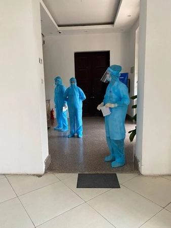 Trung tâm y tế quận Hoàn Kiếm lấy mẫu xét nghiệm sàng lọc Covid-19cho toàn bộ công chức, người lao động làm việc tại trụ sở Tổng cục.